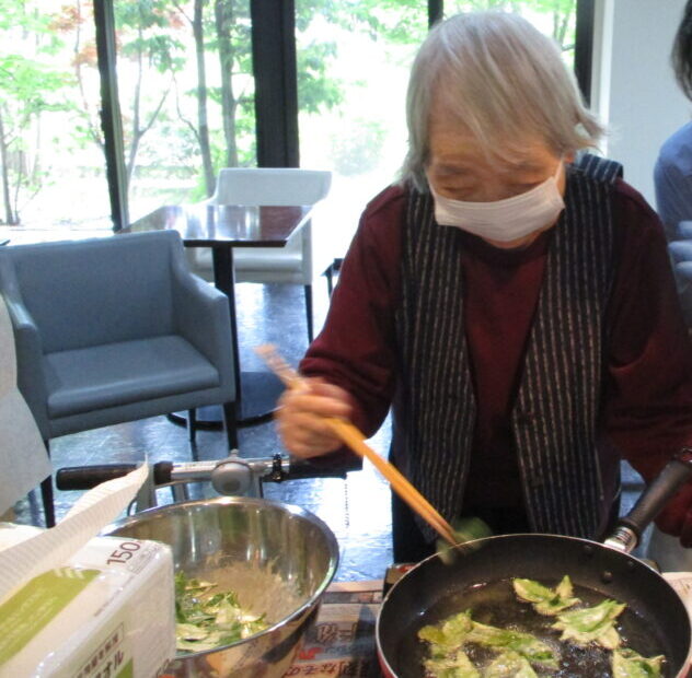 静岡市駿河区有料老人ホーム_お茶の新芽の天ぷら