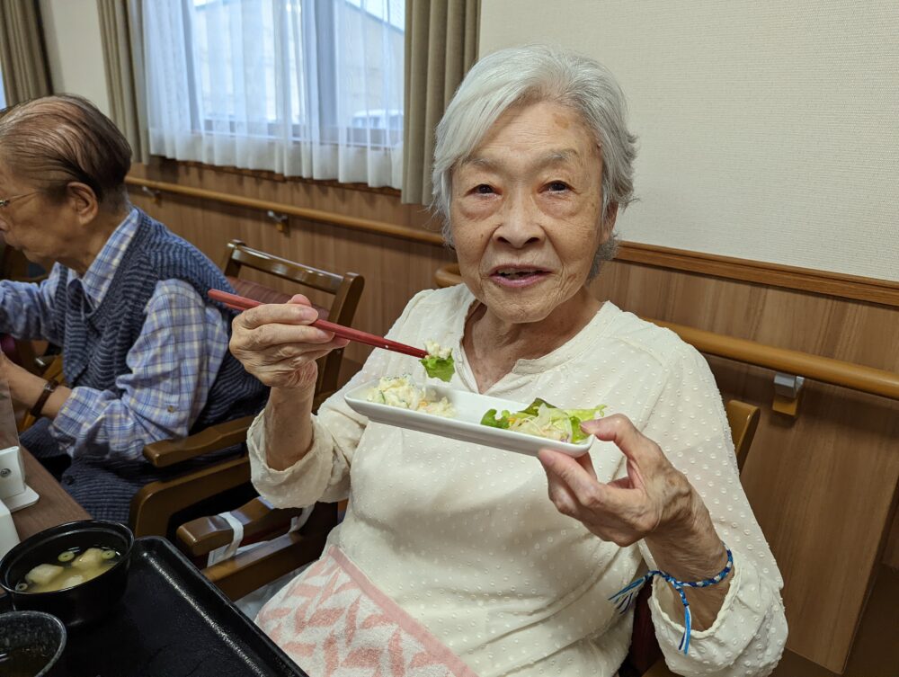 藤枝市老人ホーム_ポテトサラダとフレッシュサラダ