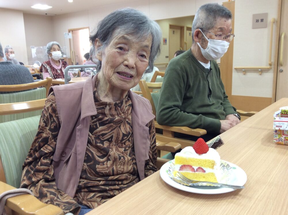 浜松市北区老人ホーム_５月の誕生日会