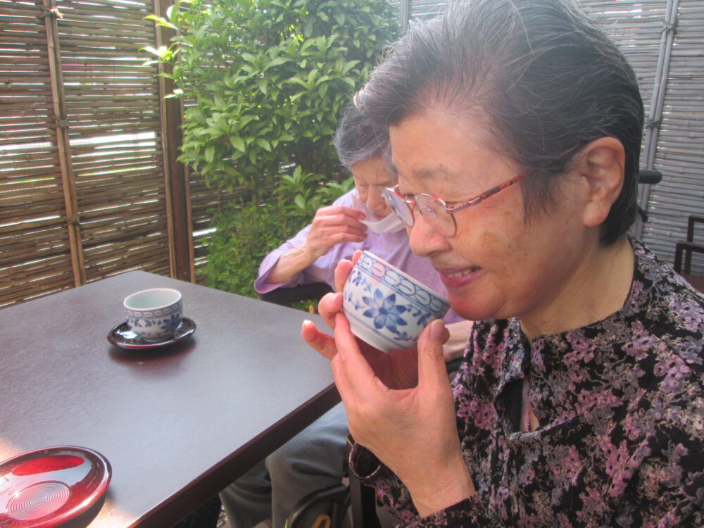 藤枝市老人ホーム_浅蒸し茶のおもてなし