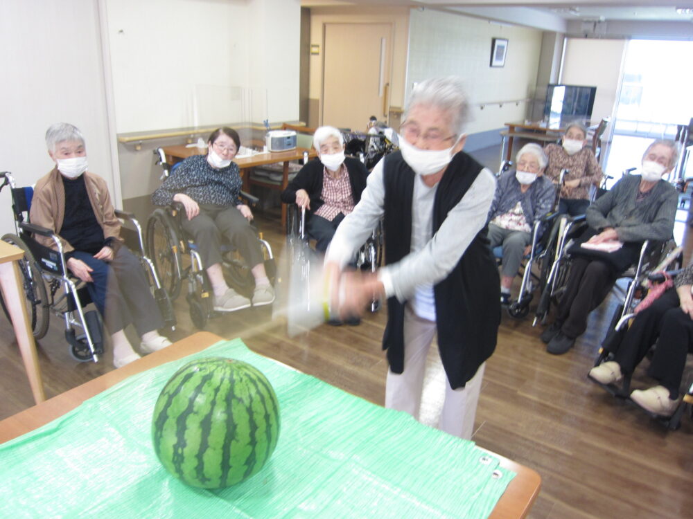 静岡市葵区有料老人ホーム_すいか割り