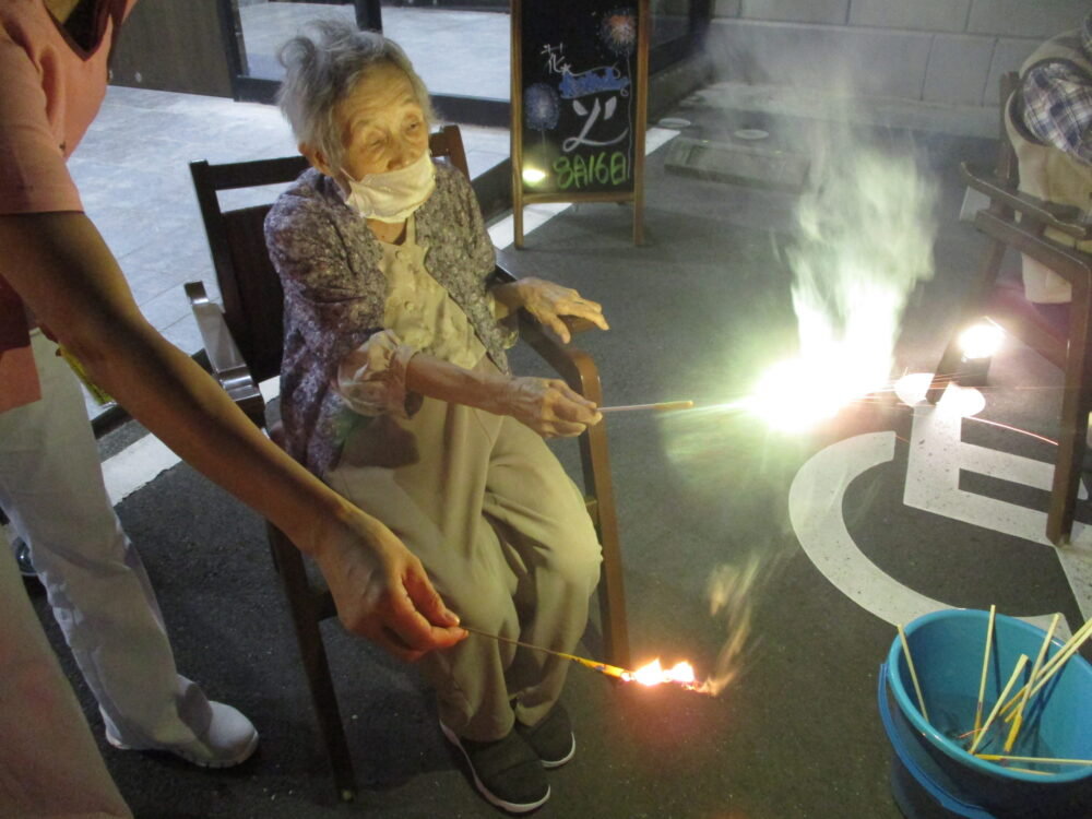 静岡市駿河区有料老人ホーム_花火レクリエーション