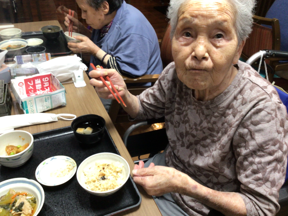 藤枝市老人ホーム_秋の味覚の提供