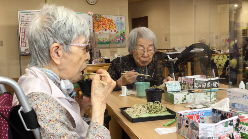 駿東郡長泉町老人ホーム_食欲そそる2色蕎麦