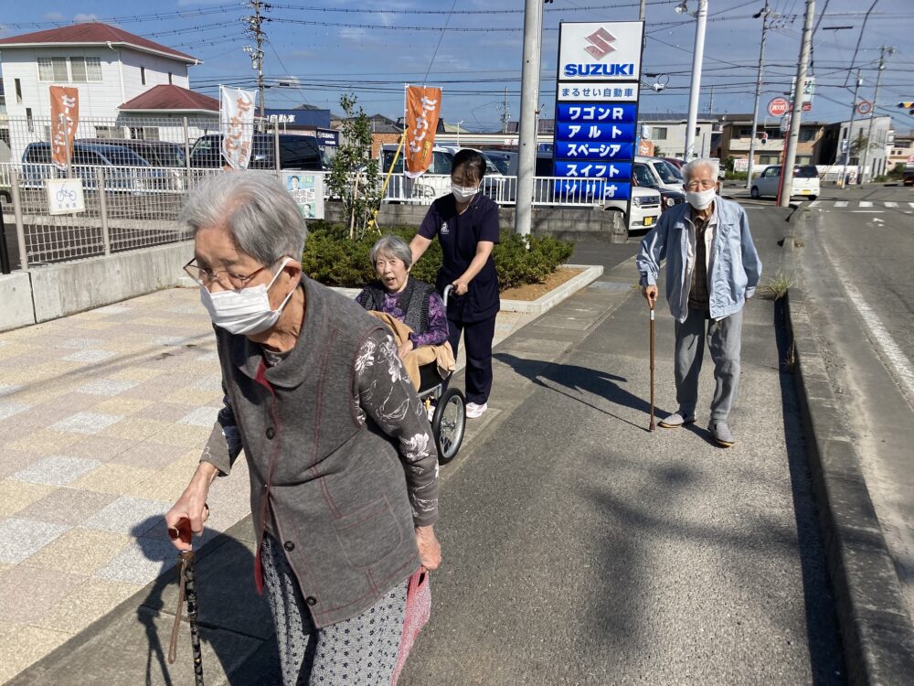 藤枝市老人ホーム_朝の歩行運動