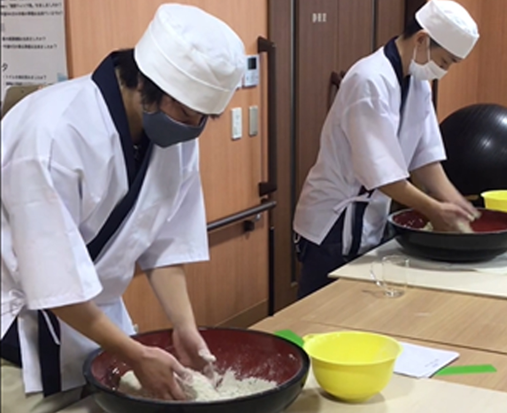 駿東郡長泉町老人ホーム_食欲そそる2色蕎麦