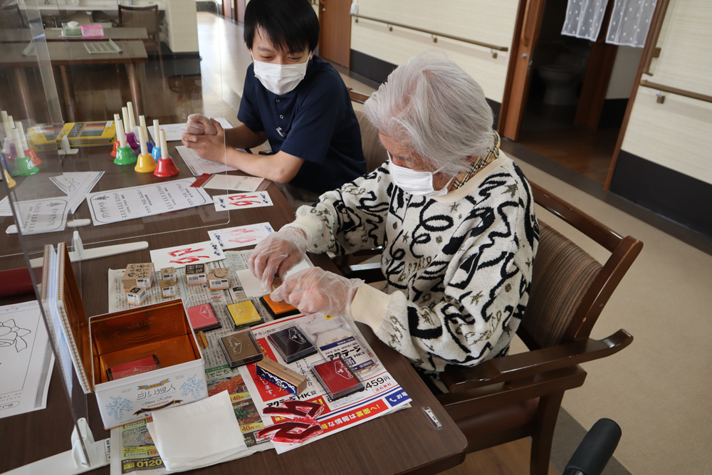 静岡市葵区有料老人ホーム_年賀状作り