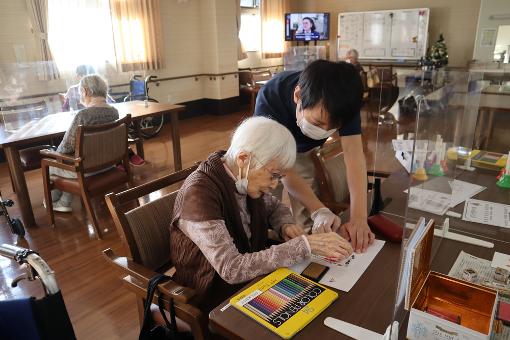 静岡市葵区有料老人ホーム_年賀状作り