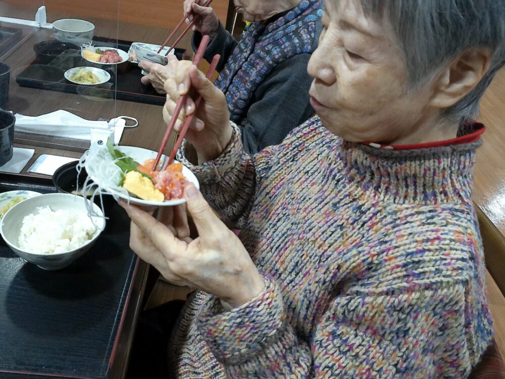 駿東郡長泉町老人ホーム_海鮮丼の提供