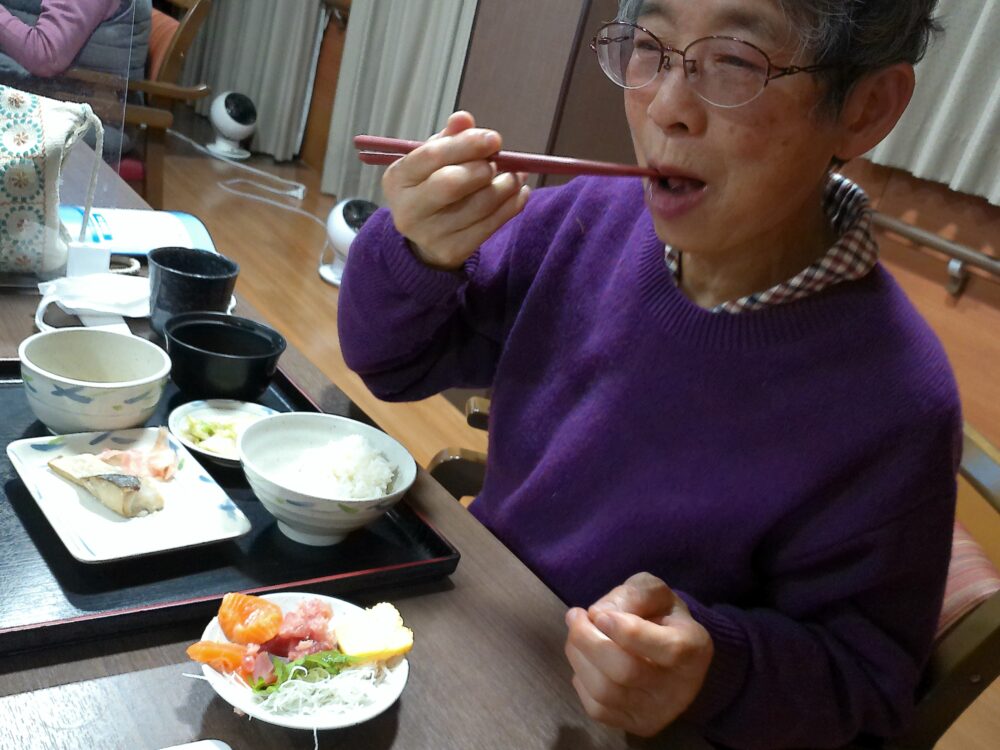 駿東郡長泉町老人ホーム_海鮮丼の提供