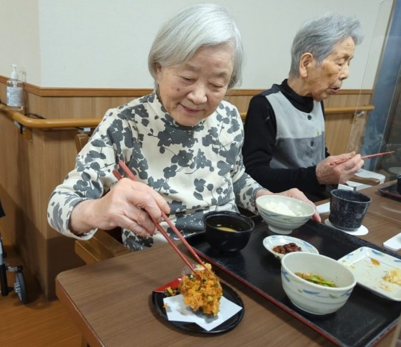 藤枝市老人ホーム_福豆と桜エビのかき揚げ