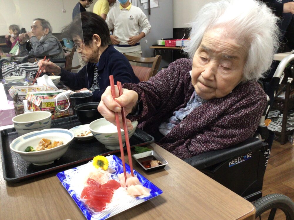 藤枝市老人ホーム_マグロとカンパチのお刺身