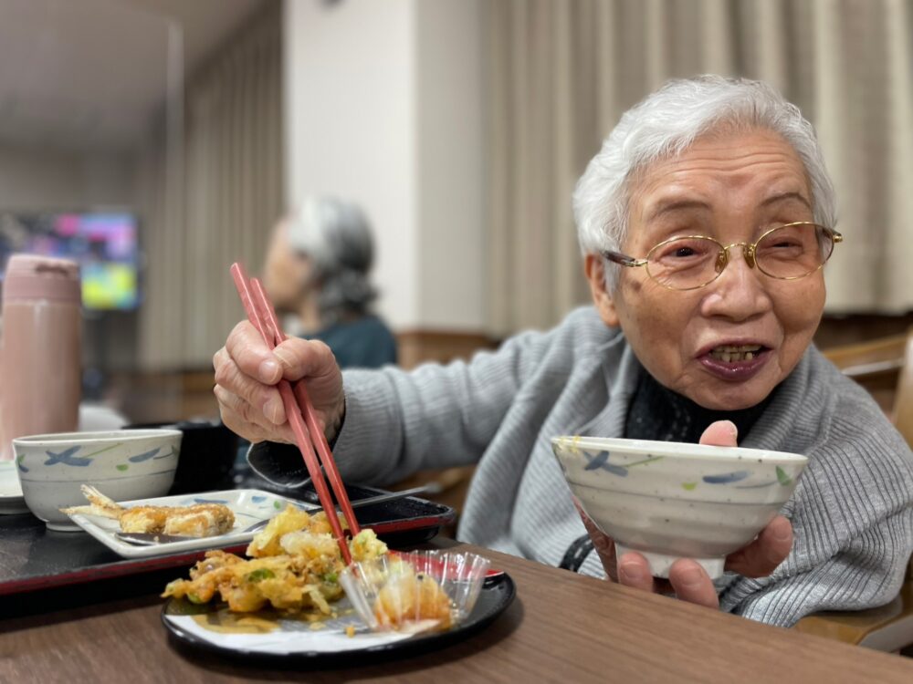 藤枝市老人ホーム_福豆と桜エビのかき揚げ