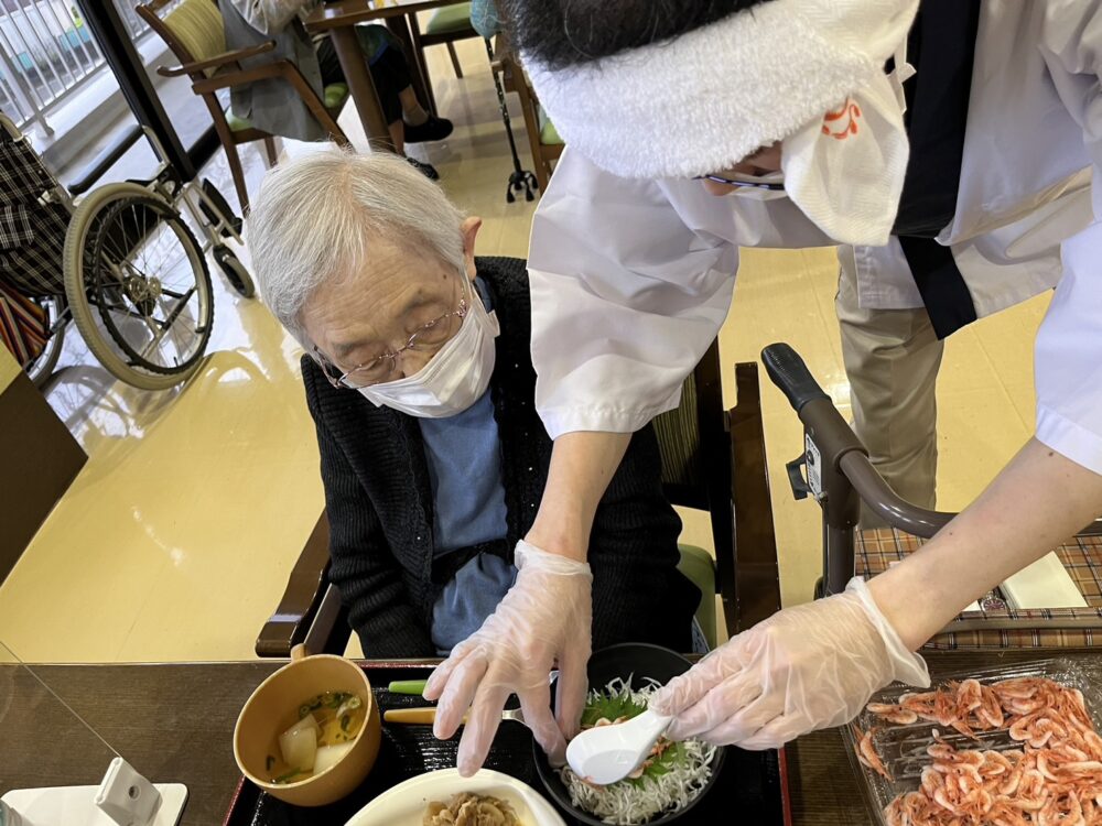 静岡市駿河区有料老人ホーム_駿河湾二色丼の提供