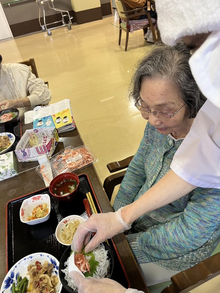 静岡市駿河区有料老人ホーム_駿河湾二色丼の提供