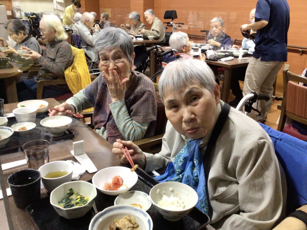 駿東郡長泉町老人ホーム_お刺身の提供