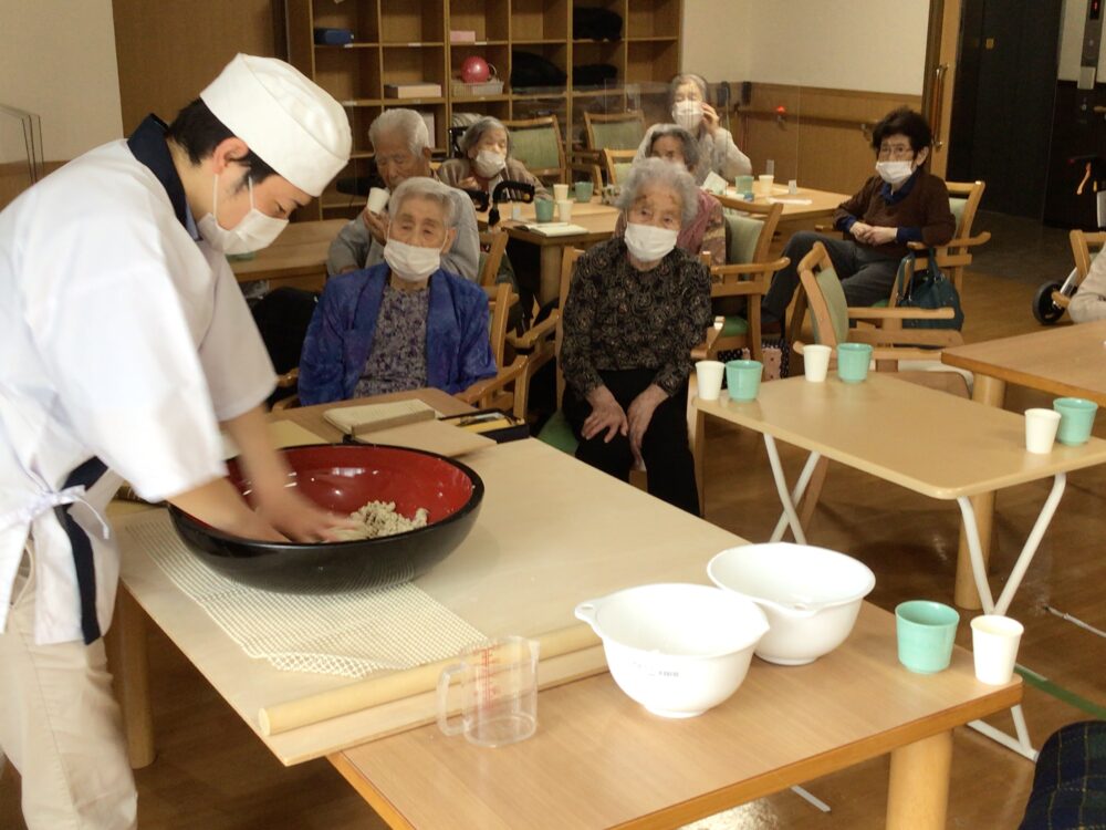 藤枝市老人ホーム_蕎麦打ち冷やしとろろ蕎麦