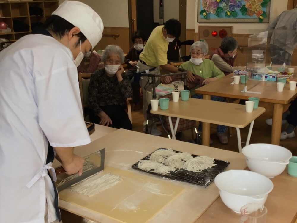 藤枝市老人ホーム_蕎麦打ち冷やしとろろ蕎麦