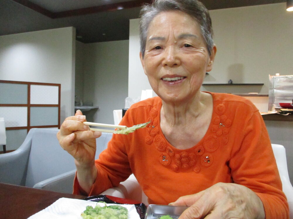 静岡市葵区有料老人ホーム_新茶の芽の天麩羅レク