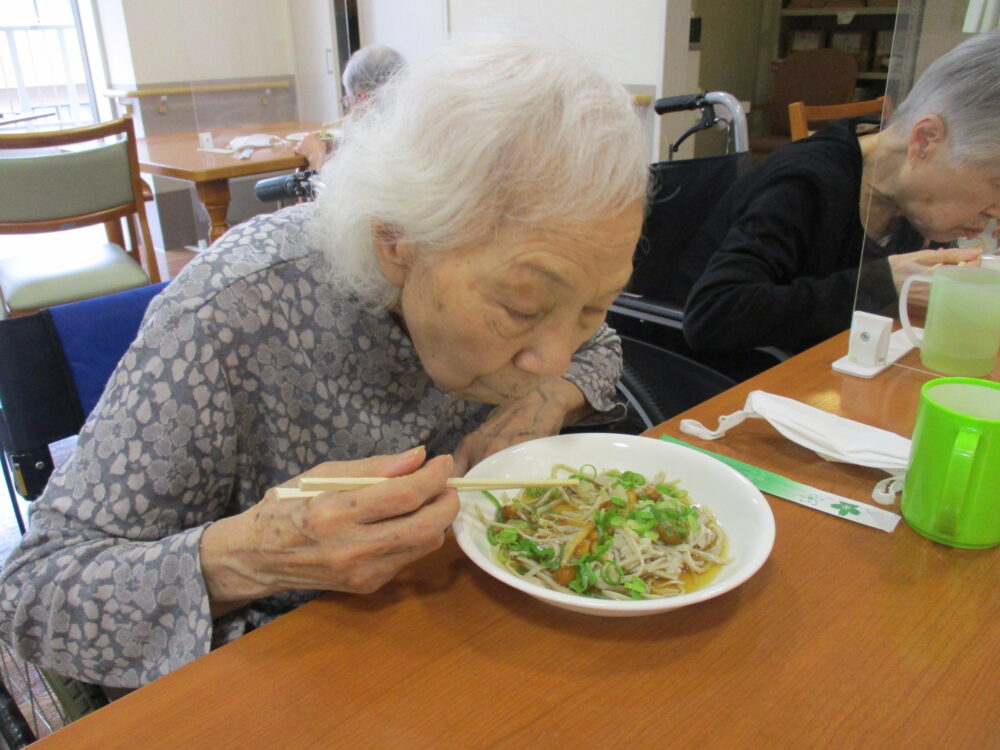 静岡市葵区有料老人ホーム_なめこおろしそば