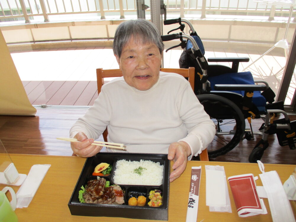 静岡市葵区有料老人ホーム_今月の花水木ランチステーキランチ