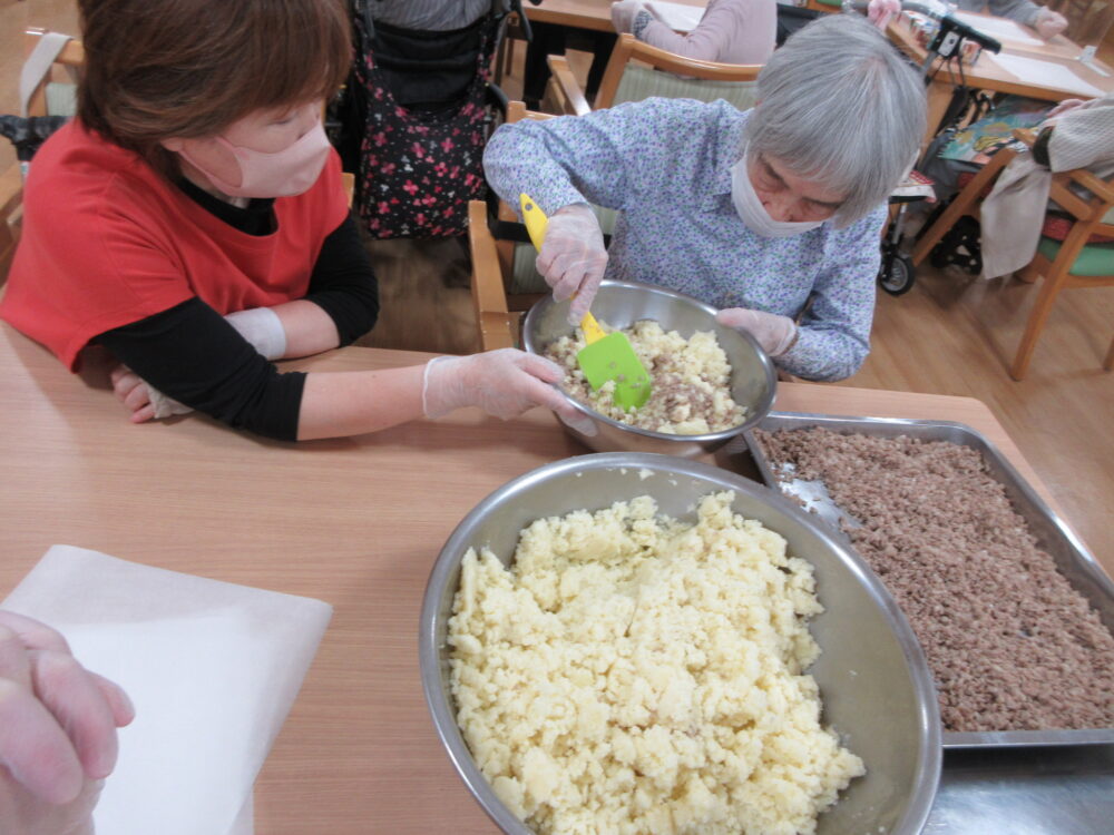 浜松市老人ホーム_三方原馬鈴薯コロッケ作り