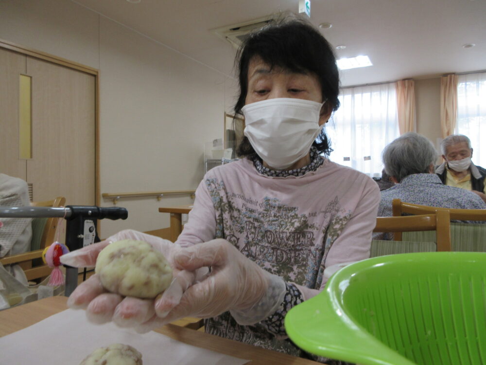 浜松市老人ホーム_三方原馬鈴薯コロッケ作り