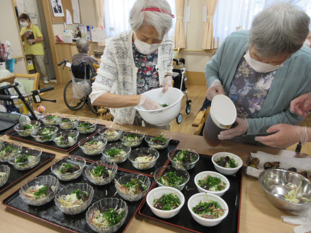 浜松市老人ホーム_夏野菜のおろし蕎麦