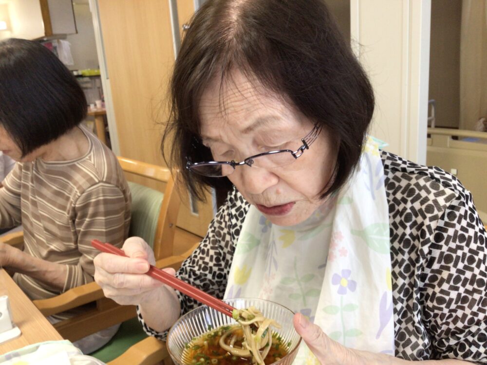 藤枝市老人ホーム_蕎麦打ちおろしポン酢掛け蕎麦