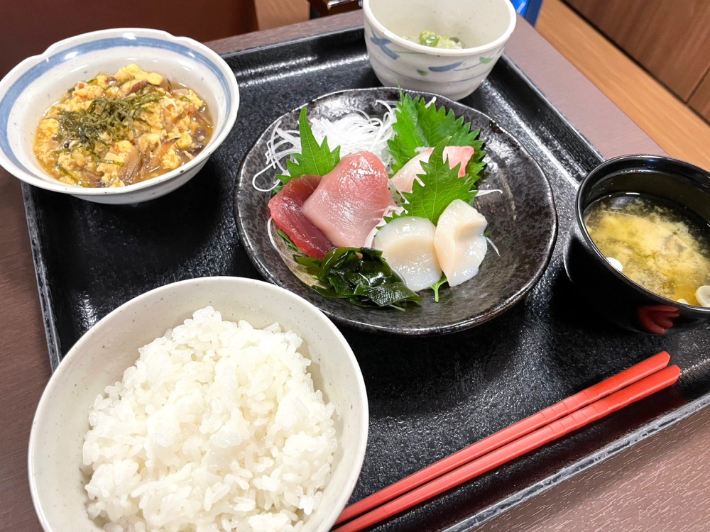 藤枝市老人ホーム_8月YU－KA食堂旬のお刺身盛り合わせ