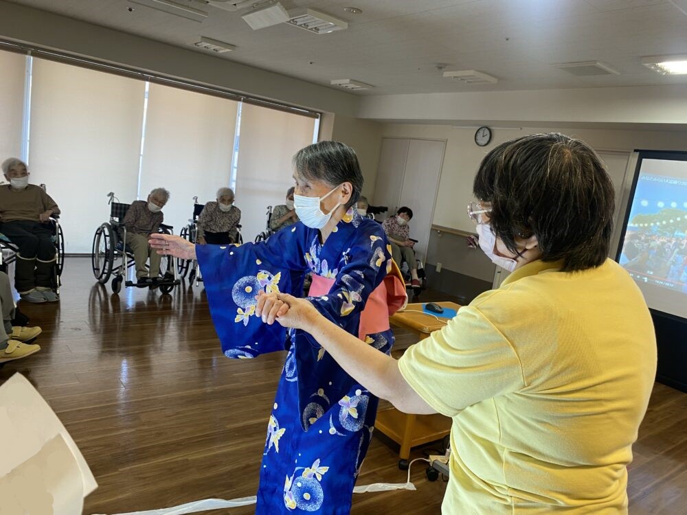 静岡市葵区有料老人ホーム_浴衣ファッションショーと盆踊りレク