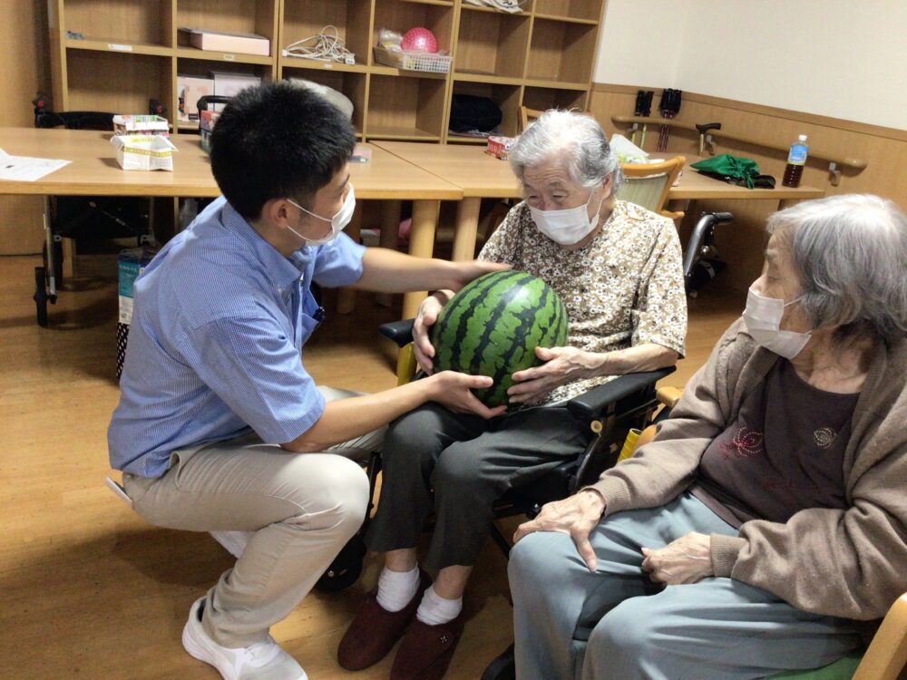 藤枝市老人ホーム_スイカ割りイベント