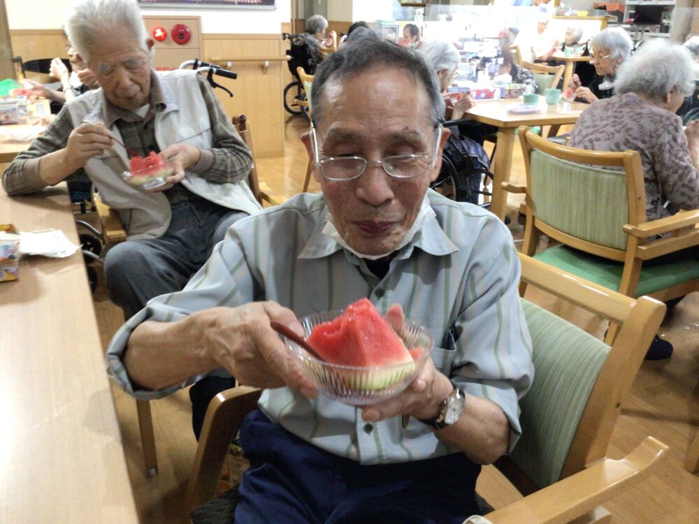 藤枝市老人ホーム_スイカ割りイベント