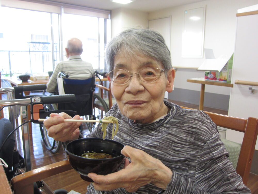 静岡市葵区有料老人ホーム_大葉を使った変わり蕎麦大葉切り