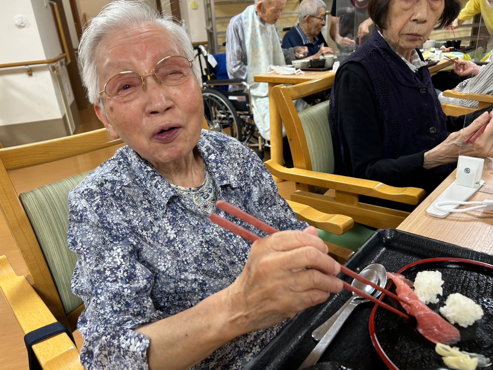 藤枝市老人ホーム_敬老の日をドドンとお祝い