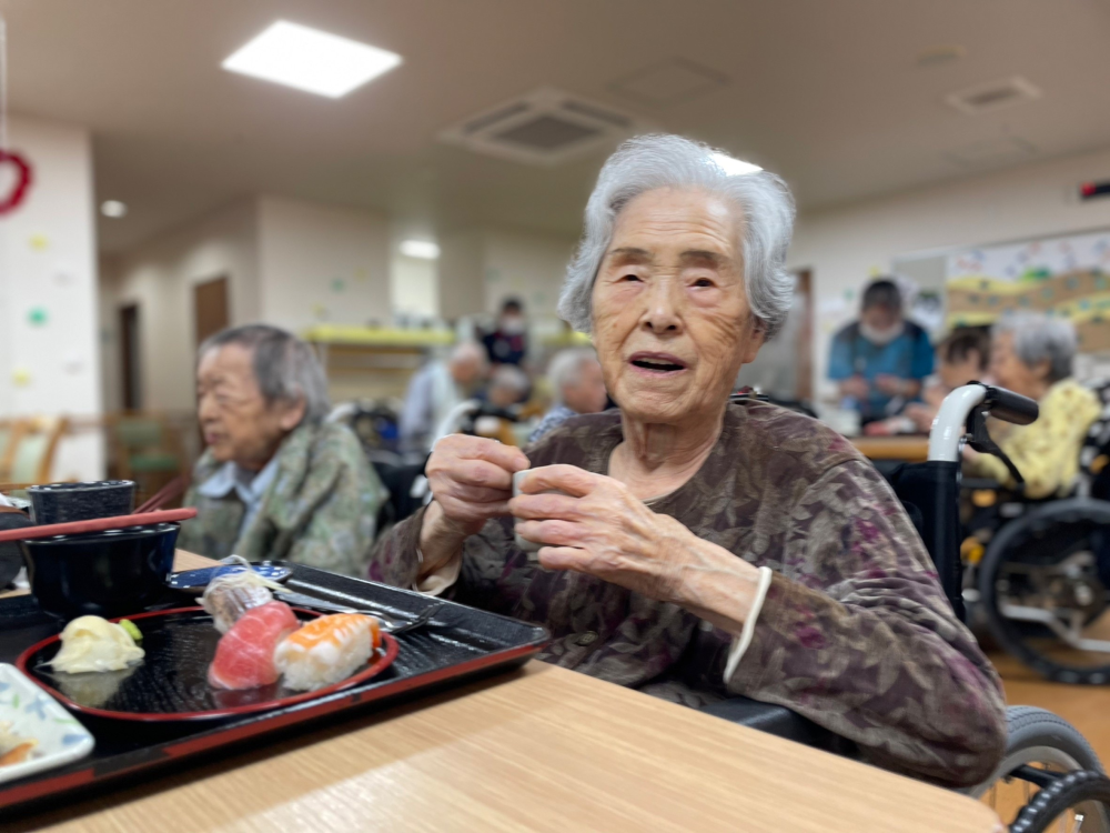 藤枝市老人ホーム_敬老の日をドドンとお祝い