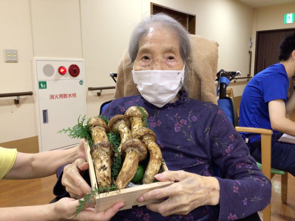 駿東郡長泉町老人ホーム_松茸ご飯の提供