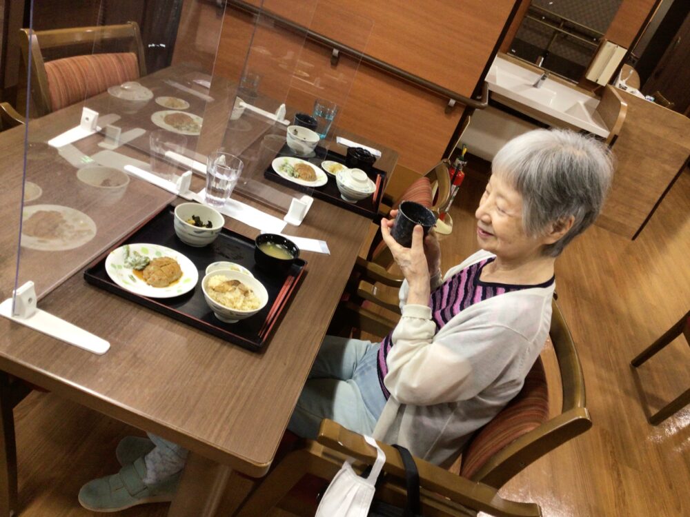 駿東郡長泉町老人ホーム_松茸ご飯の提供