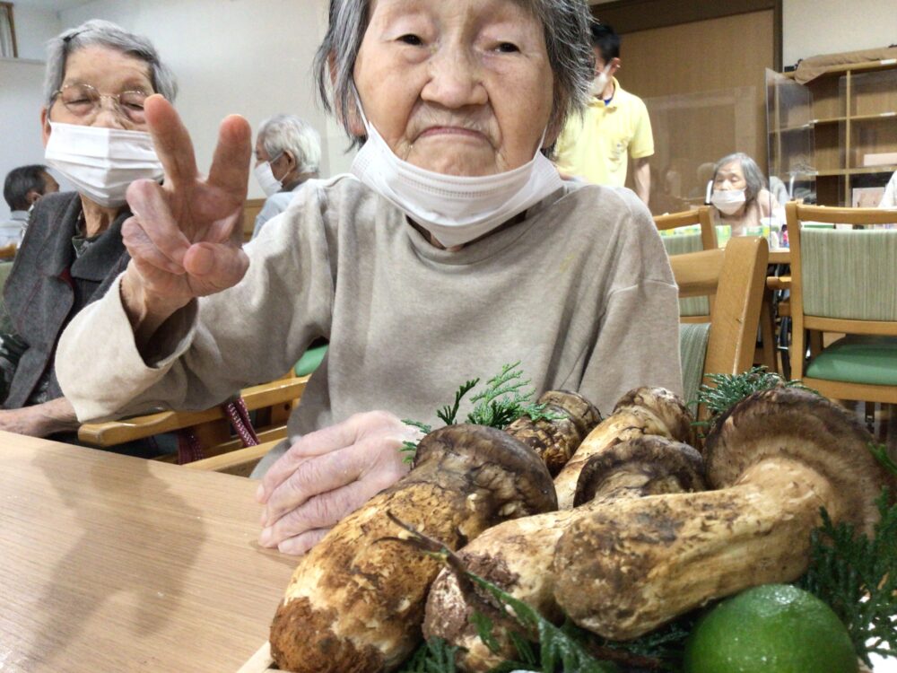 藤枝市老人ホーム_秋の味覚松茸の提供