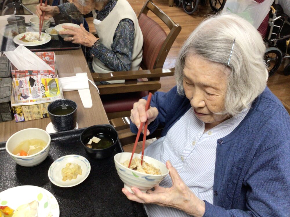 藤枝市老人ホーム_秋の味覚松茸の提供