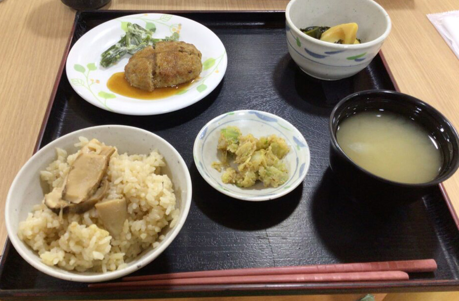 駿東郡長泉町老人ホーム_松茸ご飯の提供