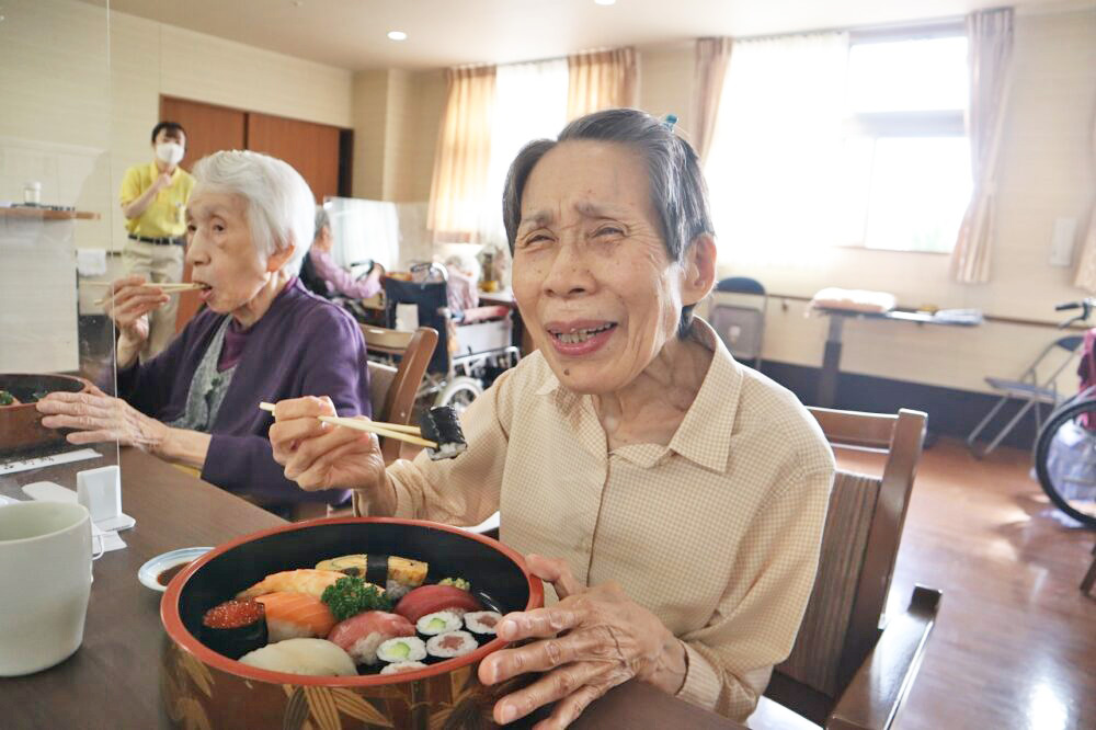 静岡市葵区有料老人ホーム_花水木ランチでお寿司をいただきました