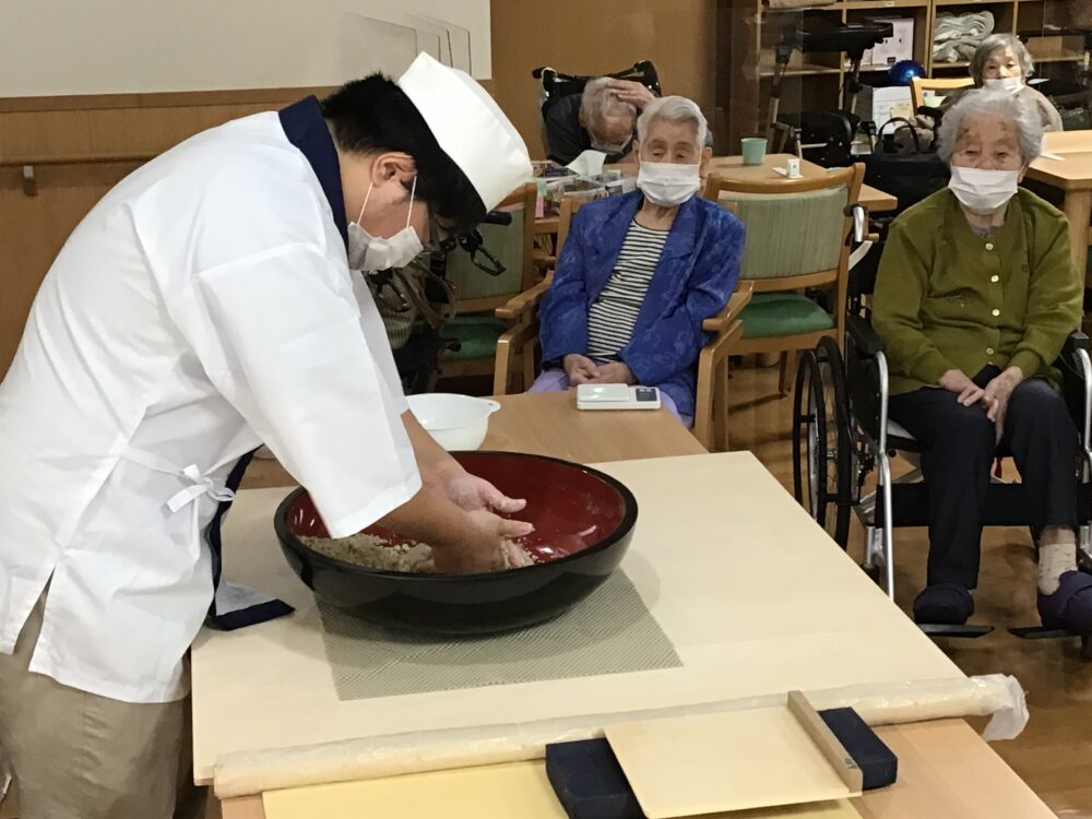 藤枝市老人ホーム_蕎麦打ちとき卵蕎麦