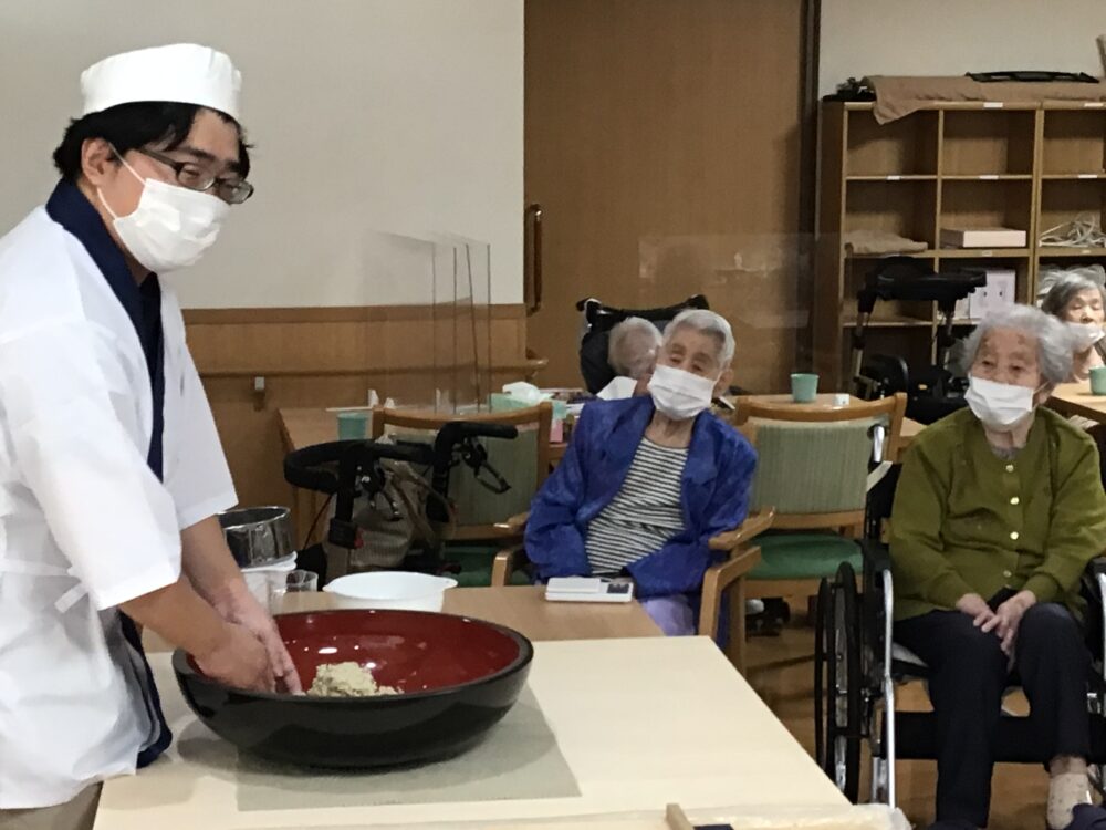 藤枝市老人ホーム_蕎麦打ちとき卵蕎麦