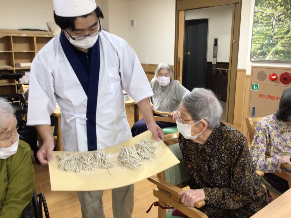 藤枝市老人ホーム_蕎麦打ちとき卵蕎麦