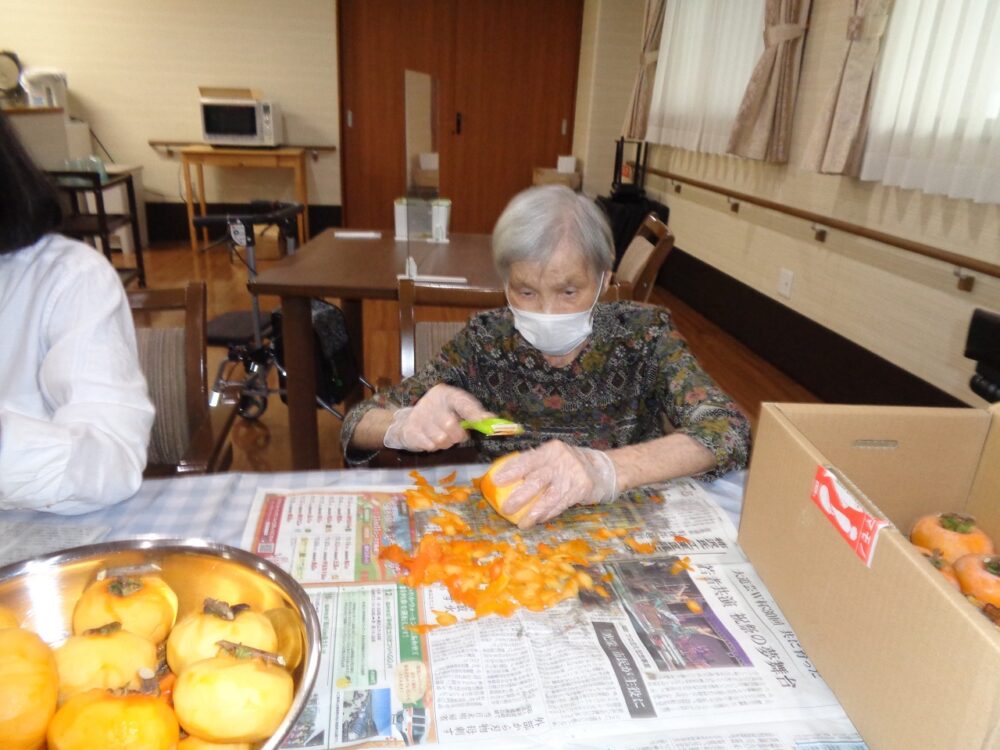 静岡市葵区有料老人ホーム_秋の恵み干し柿づくり