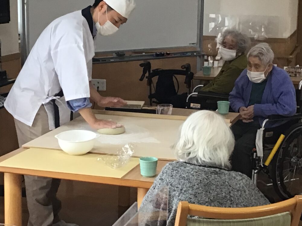 藤枝市老人ホーム_蕎麦打ちかき揚げ蕎麦