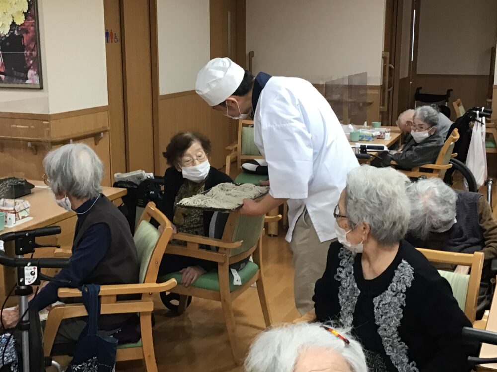 藤枝市老人ホーム_蕎麦打ちかき揚げ蕎麦