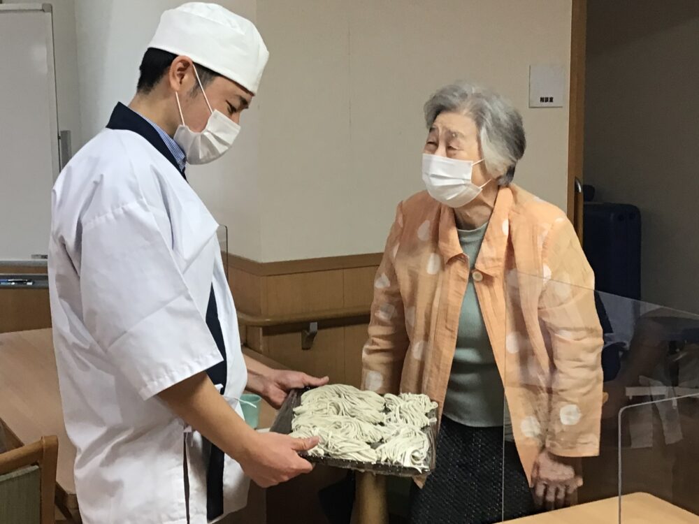 藤枝市老人ホーム_蕎麦打ちかき揚げ蕎麦