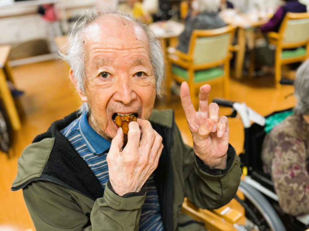 藤枝市老人ホーム_毎年恒例「干し柿作り」